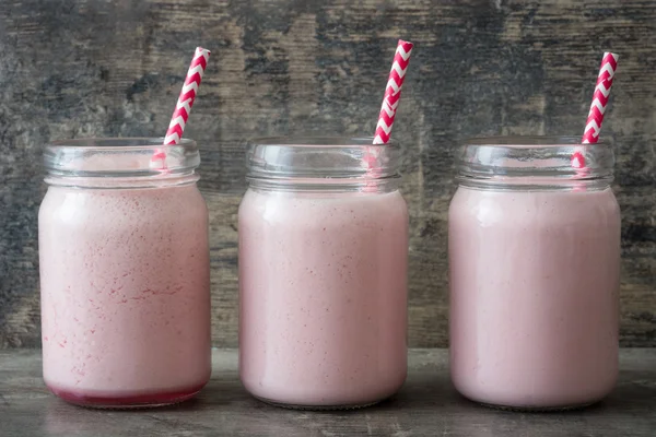 Erdbeer-Smoothie auf rustikalem Holz — Stockfoto