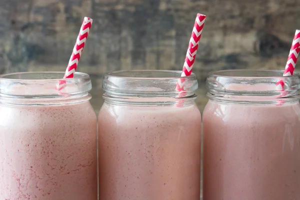 Smoothie aux fraises sur un bois rustique — Photo