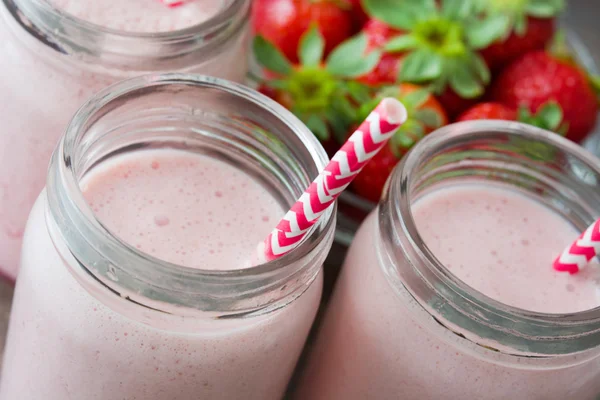 Smoothie aux fraises sur un bois rustique — Photo