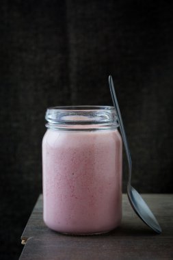 Rustik ahşap ve koyu arka plan üzerinde çilek güler yüzlü