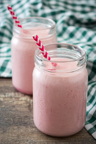 Batido de fresa sobre un mantel verde —  Fotos de Stock