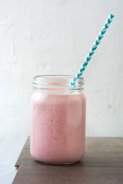 Erdbeer-Smoothie auf rustikalem Holz — Stockfoto