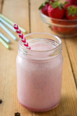 Lezzetli çilek yüzlü rustik ahşap üzerine