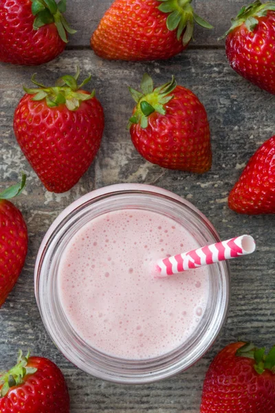 Délicieux smoothie aux fraises sur bois rustique — Photo