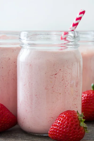 Délicieux smoothie aux fraises sur bois rustique — Photo