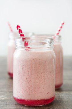 Tepsi üzerinde çilek güler yüzlü lezzetli