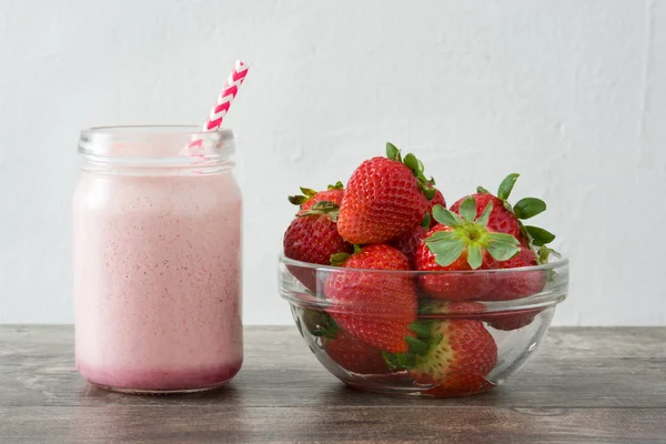 Delizioso frullato di fragole sul vassoio — Foto Stock