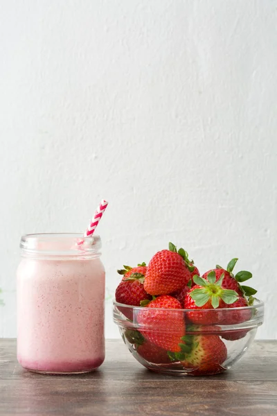 Leckerer Erdbeer-Smoothie auf Tablett — Stockfoto