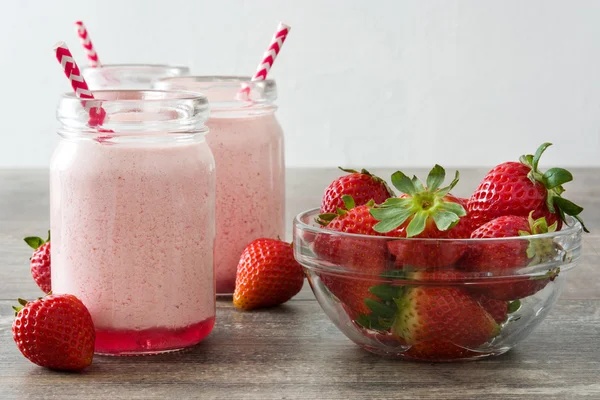 Délicieux smoothie aux fraises sur plateau — Photo