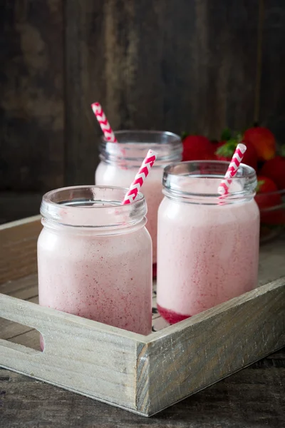 Leckerer Erdbeer-Smoothie auf Tablett — Stockfoto