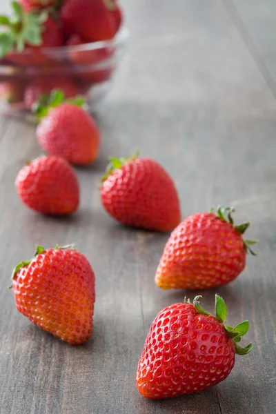 Erdbeeren auf rustikalem Holz Hintergrund — Stockfoto