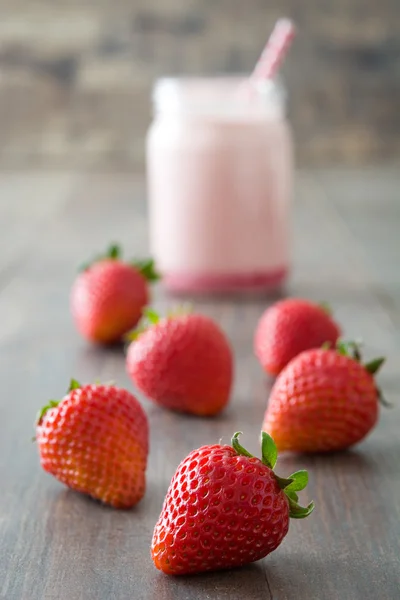 Leckerer Erdbeer-Smoothie im Glas auf Holz — Stockfoto