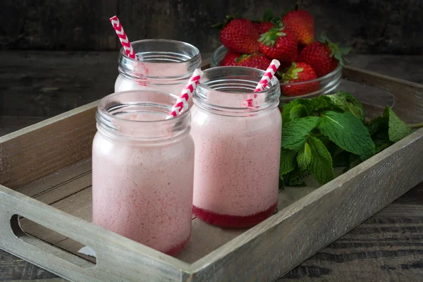 Délicieux smoothie aux fraises dans un bocal sur plateau — Photo