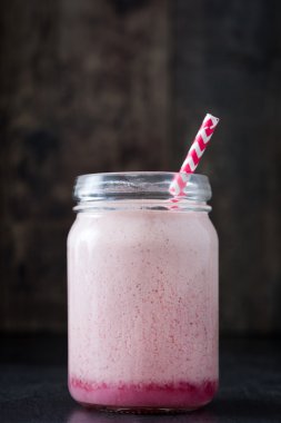 Rustik ahşap üzerine çilek güler yüzlü lezzetli