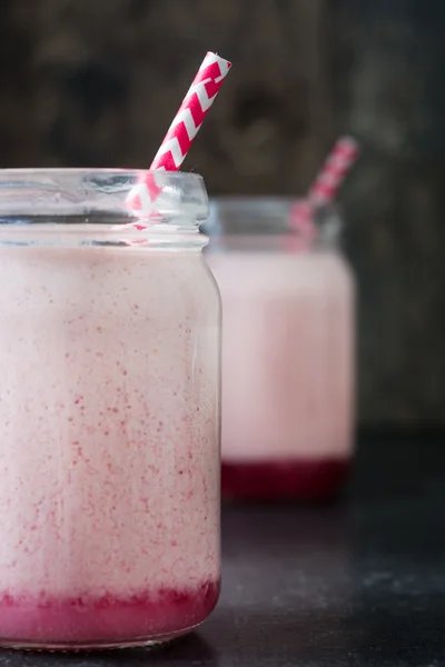 Leckerer Erdbeer-Smoothie auf rustikalem Holz — Stockfoto