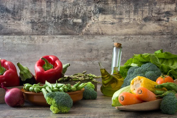 Vegetables and olive oil — Stock Photo, Image