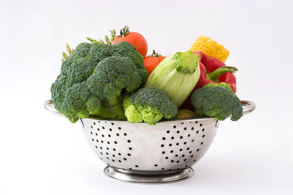 Sayuran dalam colander a. Foto terisolasi — Stok Foto
