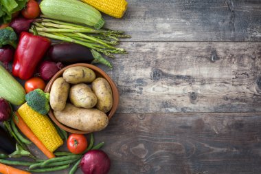 Rustik ahşap üzerine çeşitli sebze