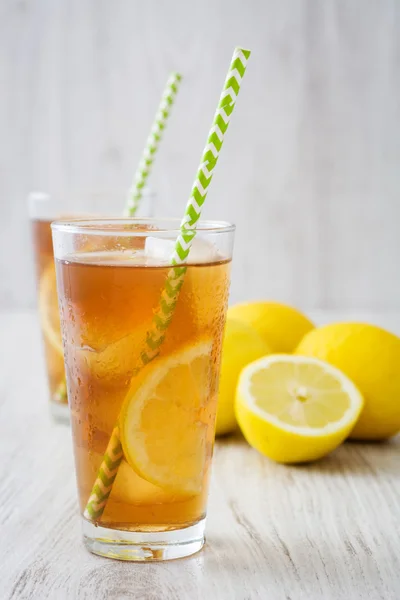 Beyaz ahşap üzerine limonlu buzlu çay yenileniyor — Stok fotoğraf