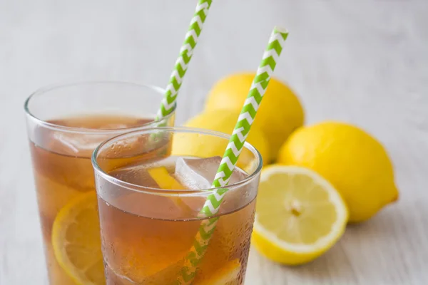 Refreshing iced tea with lemon on white wood — Stock Photo, Image