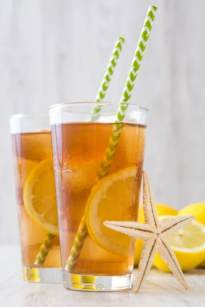 Ice tea with lemon. Summer drink — Stock Photo, Image