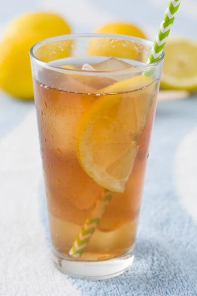 Ice tea with lemon on a beach towel — Stock Photo, Image