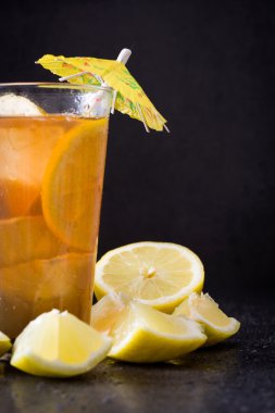 Limonlu çay buz. Siyah taş zemin