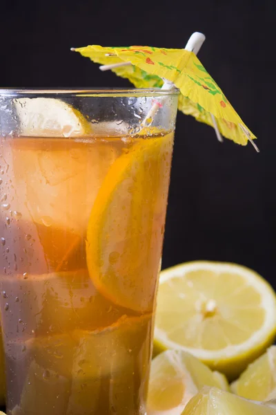 Ice tea with lemon. Black stone background — Stock Photo, Image