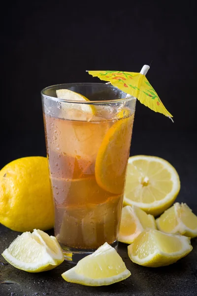 Ice tea with lemon. Black stone background — Stock Photo, Image