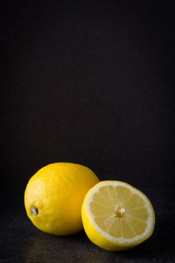 Limon siyah taş zemin üzerine