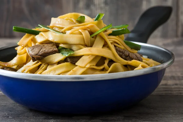 Hovězí chow mein v pánvi. Čínské jídlo — Stock fotografie