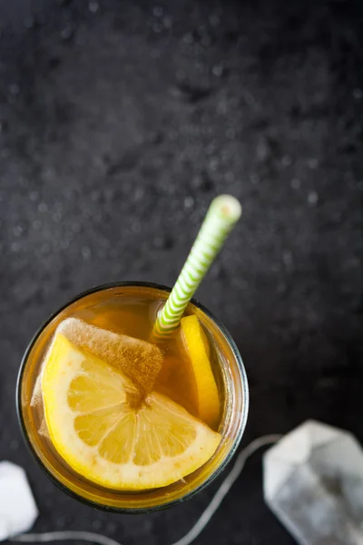 Tè freddo con limone. Pietra nera — Foto Stock
