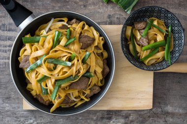 Bir tavada sığır eti chow mein. Çin yemeği