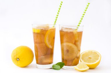Limonlu çay buz. İzole fotoğraf