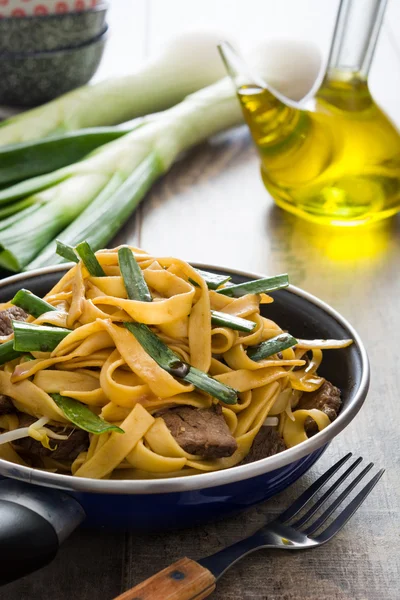 Hovězí chow mein v pánvi. Čínské jídlo — Stock fotografie