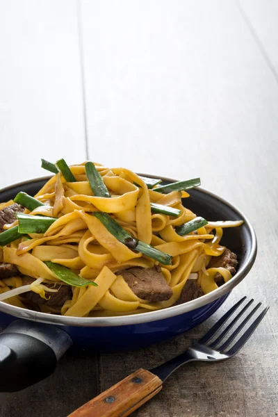 Rundvlees chow mein in een koekenpan. Chinees eten — Stockfoto