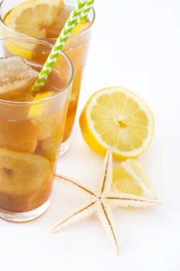 Limonlu çay buz. İzole fotoğraf