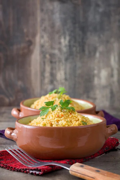 Cuscus cu legume pe un lemn rustic — Fotografie, imagine de stoc