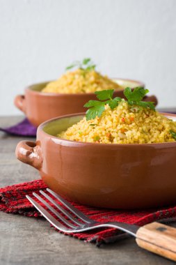 Ahşap üzerine sebzeli kuskus