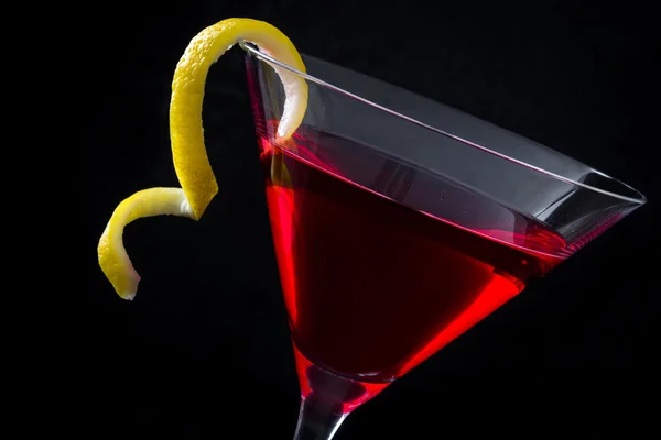 Cocktail cosmopolite sur fond noir — Photo