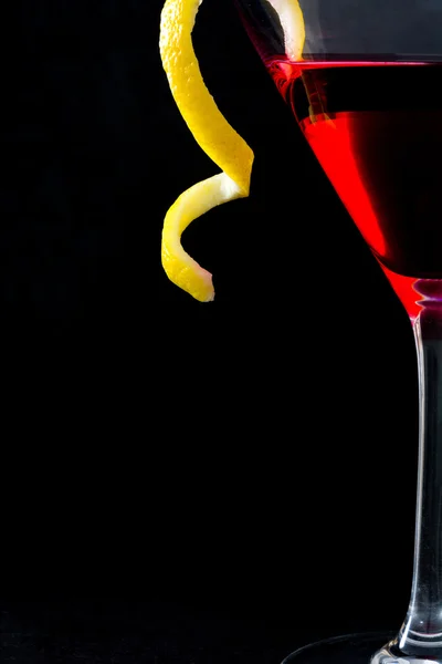 Cosmopolitan cocktail pe fundal negru — Fotografie, imagine de stoc