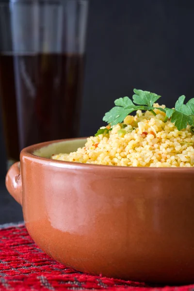 Cuscus cu legume pe fundal negru — Fotografie, imagine de stoc