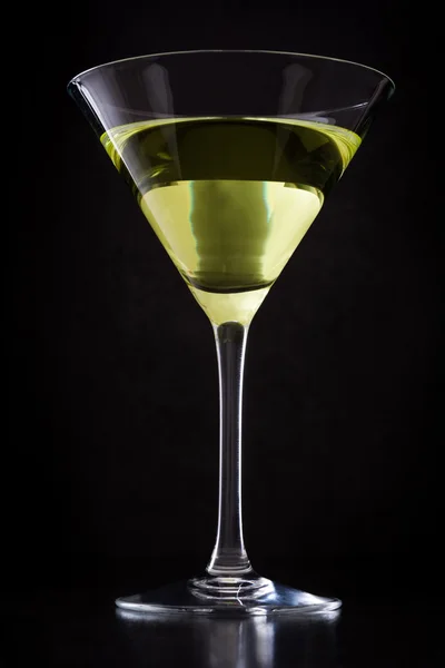 Зелений яблучний коктейль на чорному тлі — стокове фото