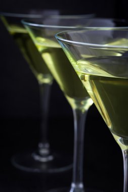 Yeşil elma siyah taş zemin üzerine kokteyl