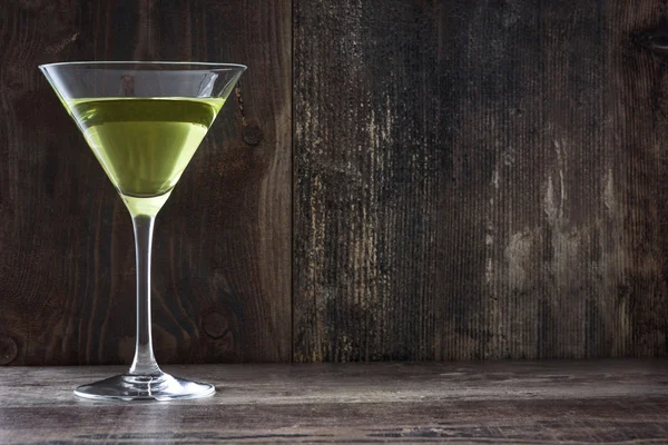 Green apple cocktail on a rustic wooden table — Stock Photo, Image