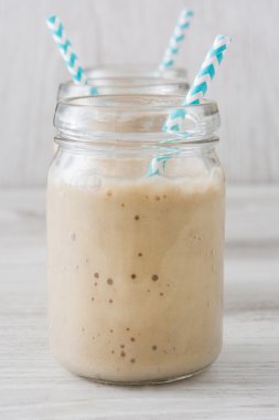 Beyaz masada muz smoothie