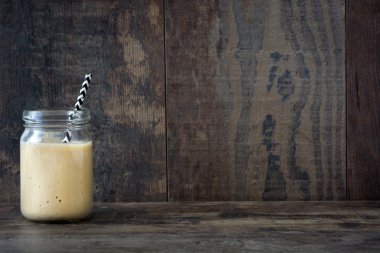 Muz smoothie bir rustik ahşap tablo