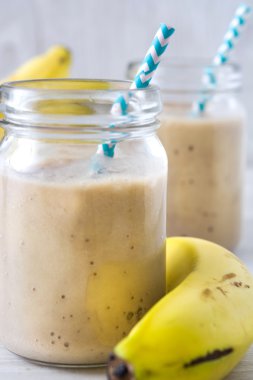 Ahşap bir masa üzerinde muz smoothie