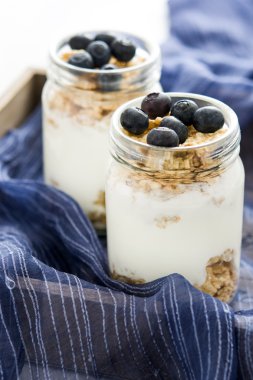 Yoğurtlu taze yaban mersini ve tahıllar