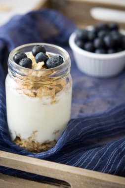 Yoğurtlu taze yaban mersini ve tahıllar